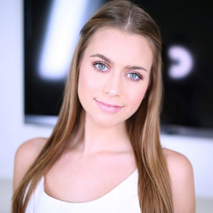 Blue eyed bombshell Jill Kassidy at Amateur Allure