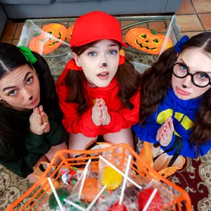 Jade Valentine, Bella Blu & Megan Mistakes want candy