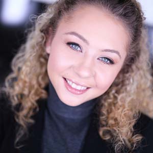 Allie Addison at Amateur Allure