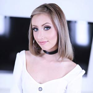 Hot blonde at Amateur Allure