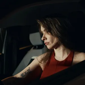 Sata Jones arrives with a car