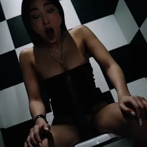 Emiri Momota goes to the restroom