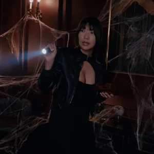 Kyoko enters the mansion