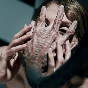 A facehugger grabs her face