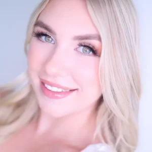 Maisey Monroe Makes Debut at Amateur Allure