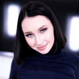 Malory Malibu reveals small tits