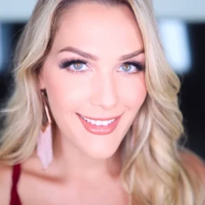 Savvy Suxx posing for the camera