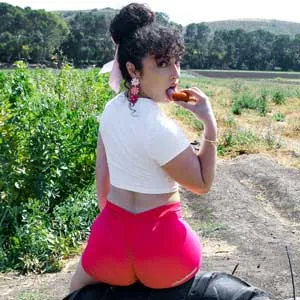 Thickumz Pixie Smalls wants dick